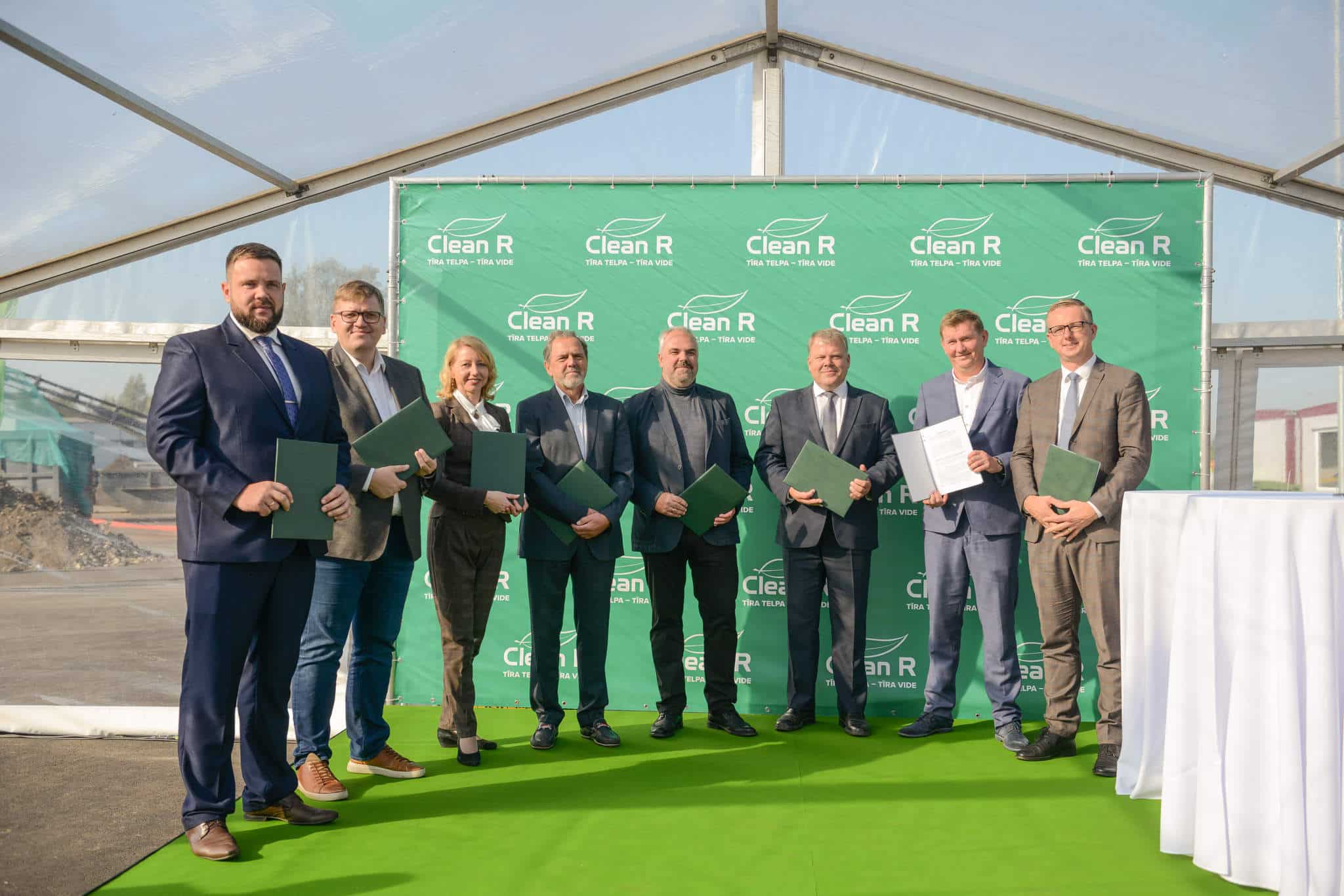 Clean R un partneru pārstāvji paraksta sadarbības līgumu