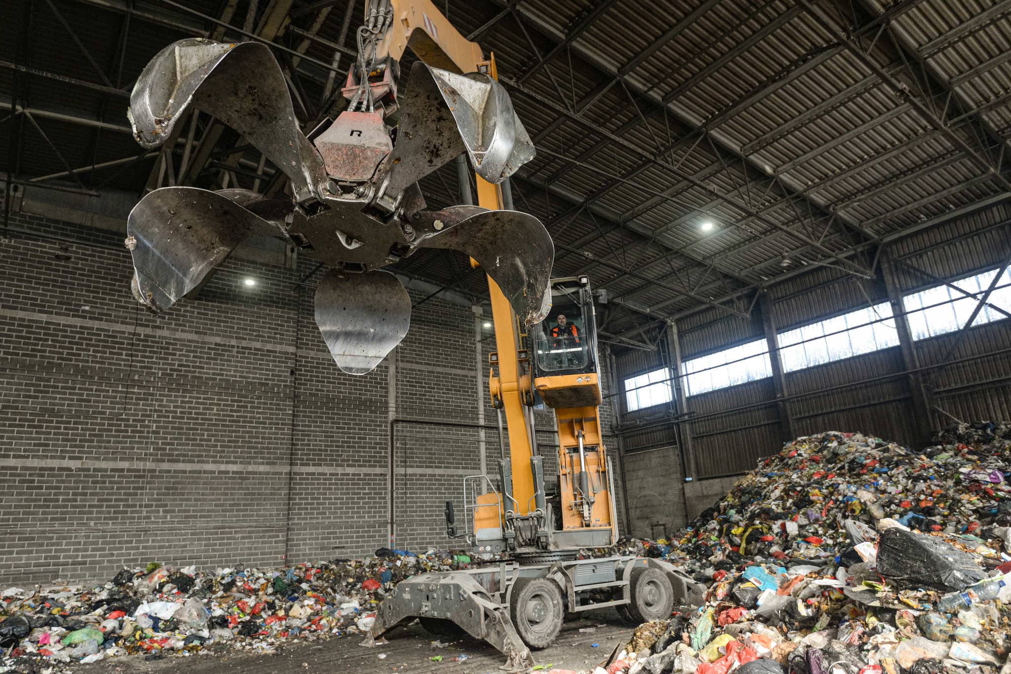 Atkritumu šķirošana ar smago tehniku pārstrādes rūpnīcā