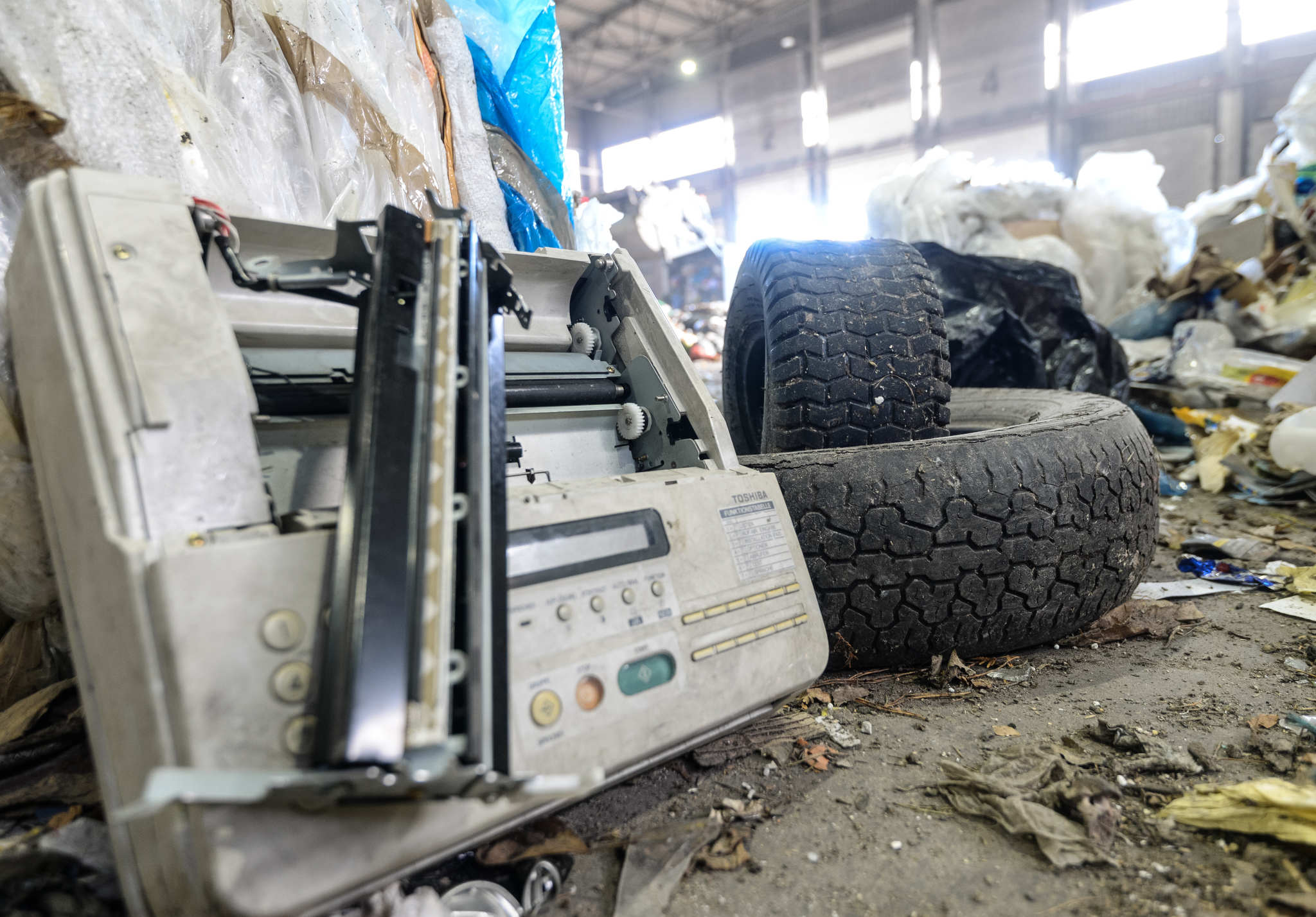 Veca elektronika ar nolietotām riepām