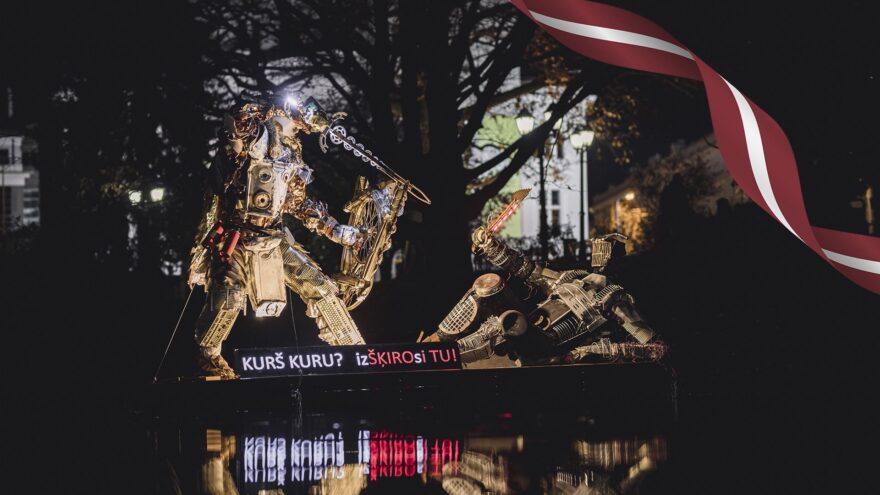 Lāčplēša dienas instalācija Rīgā ar Lāčplēša un Melnā bruņinieka tēliem