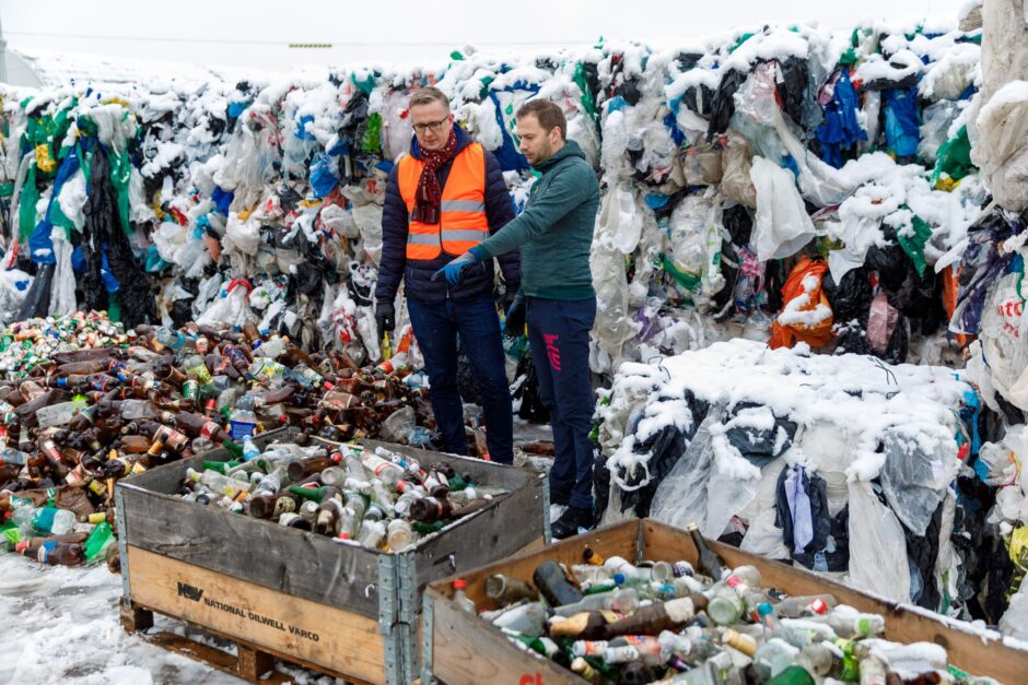 Vīrieši šķiro stikla atkritumus