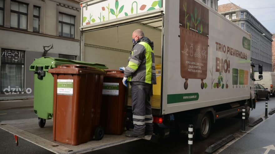 CleanR darbinieks veic bio atkritumu savākšanu