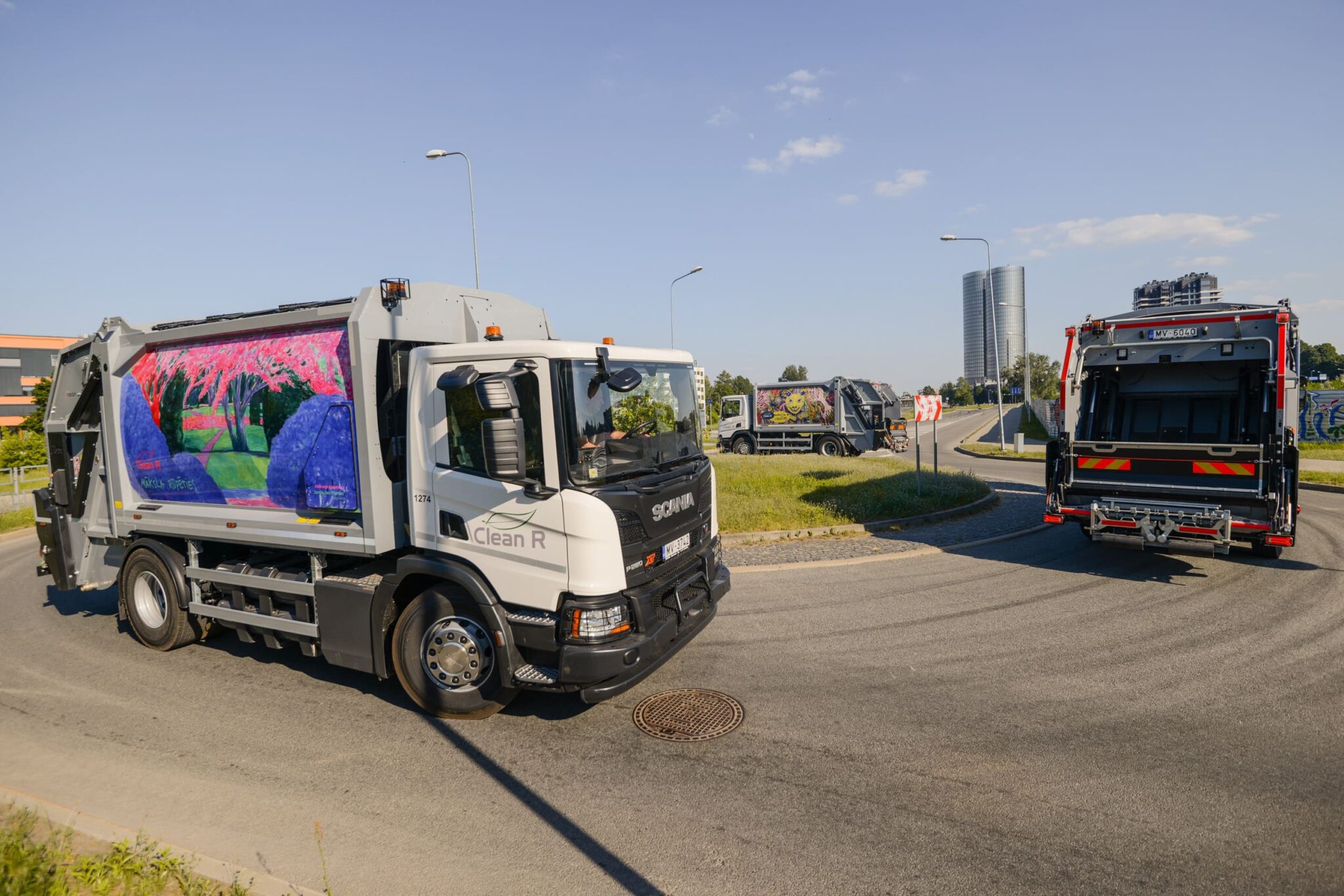 Atkritumu savākšanas auto braukā pa apli