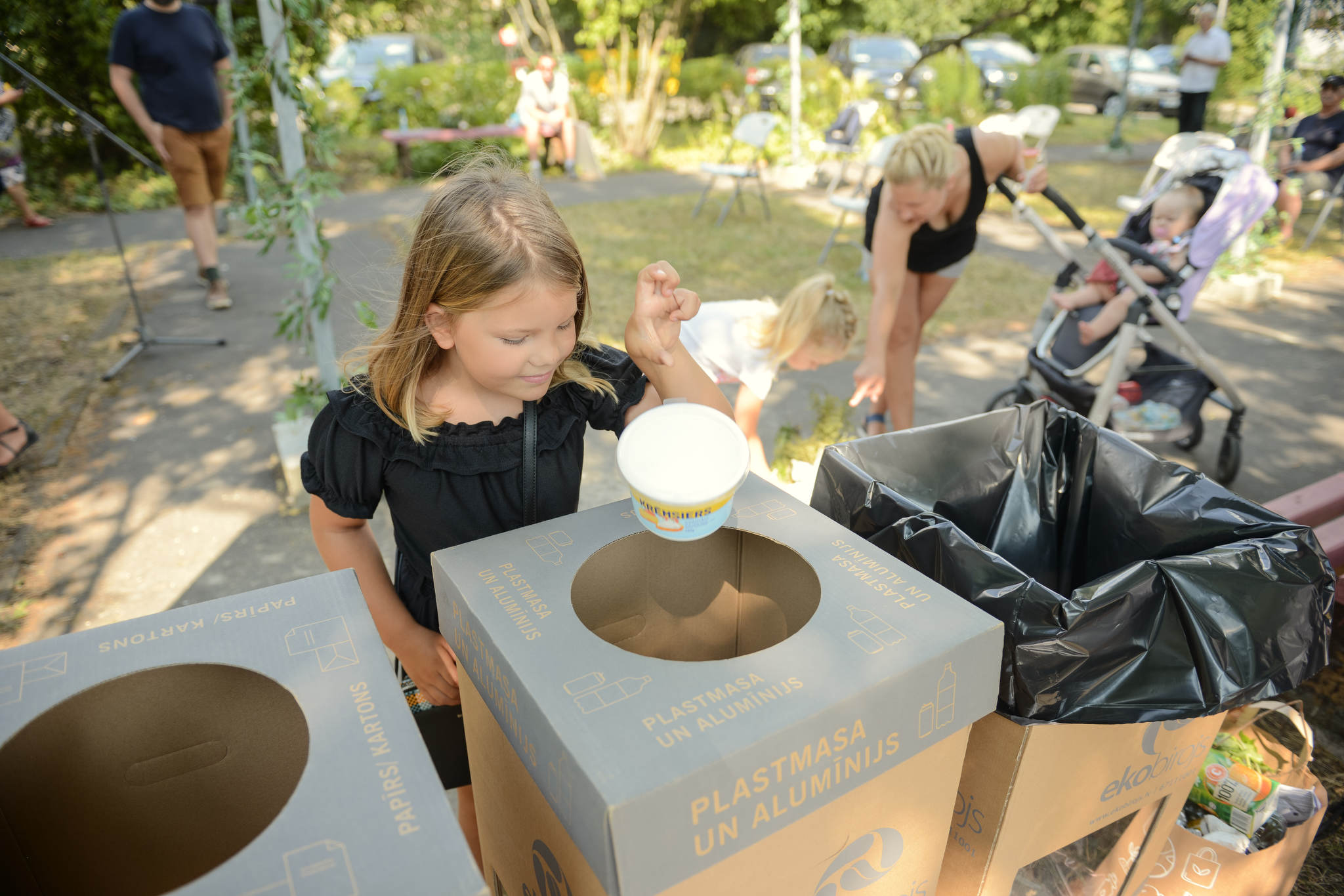 Meitene izmet plastmasa atkritumu