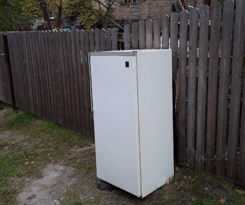 Vecs ledusskapis pie sētas