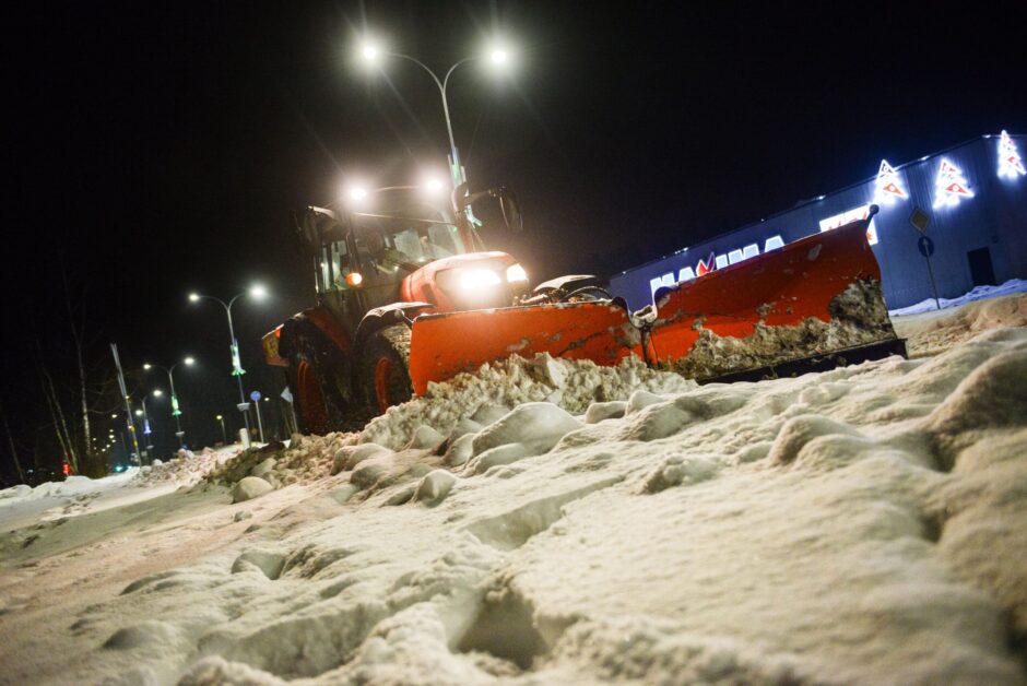 Traktors tīra sniegu
