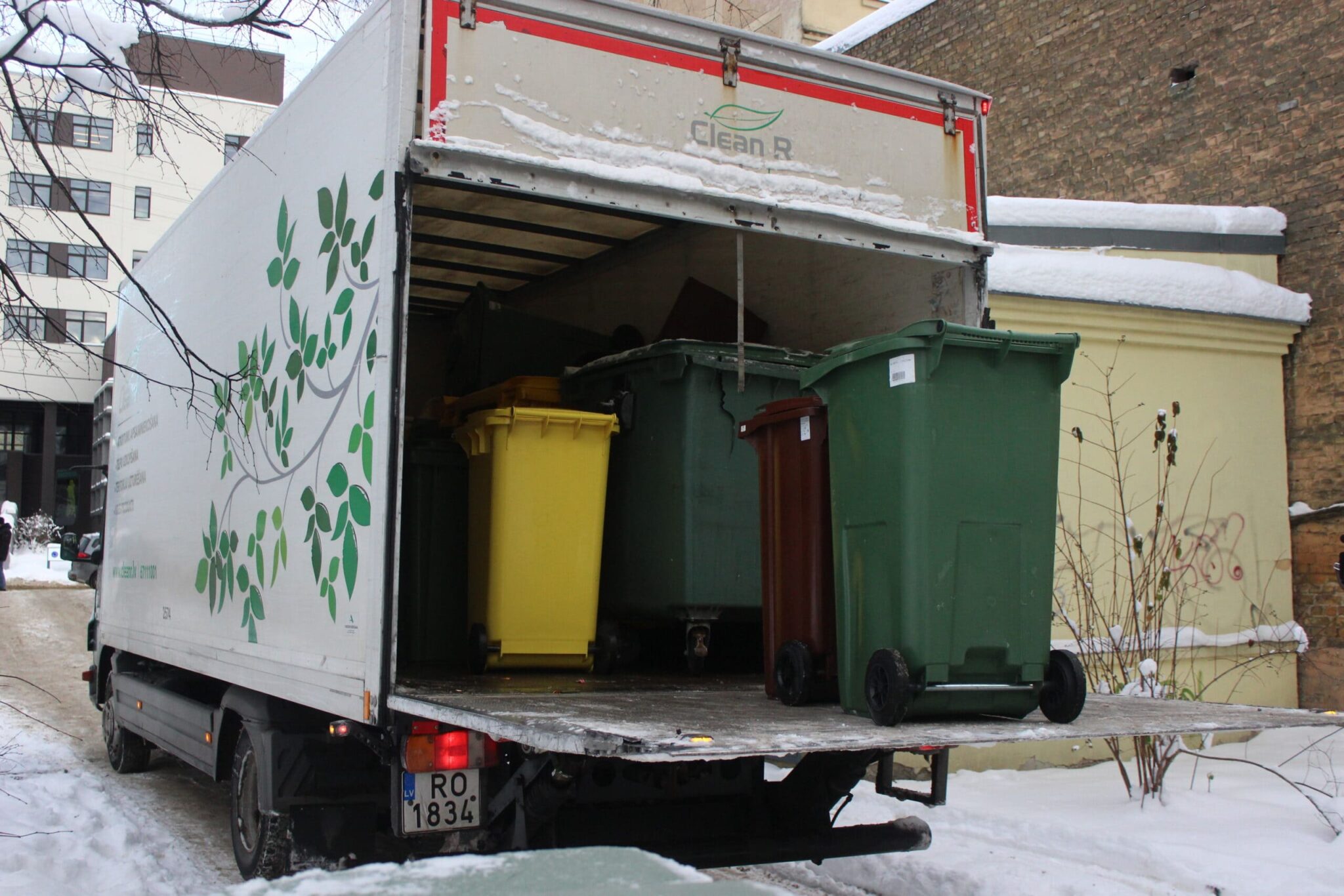 Auto piegādā atkritumu konteinerus