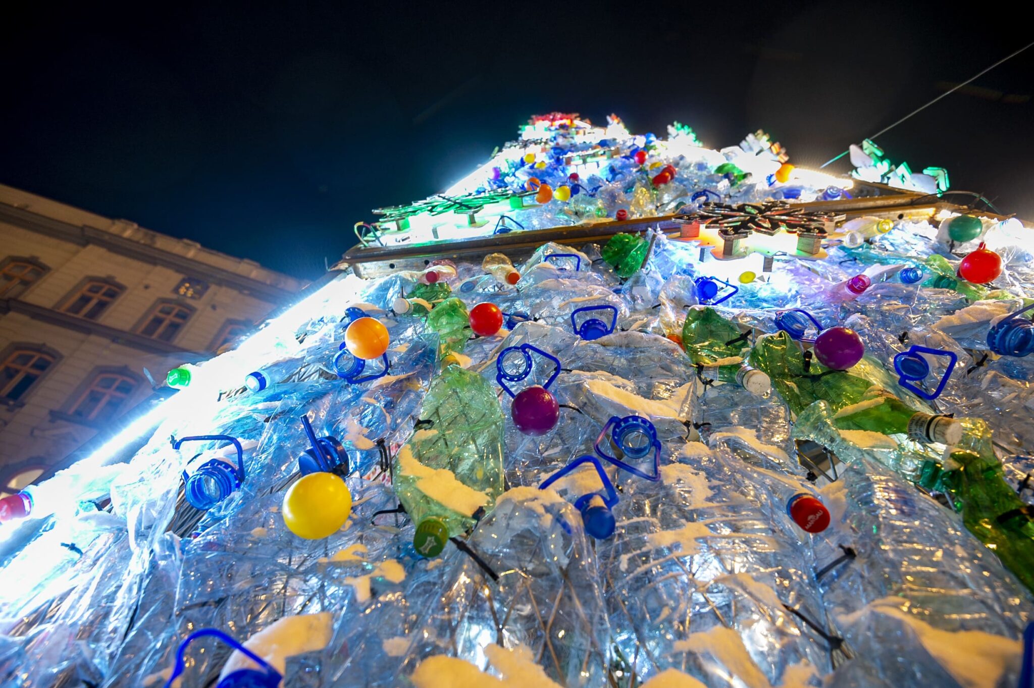 Dažādi plastmasas atkritumu eglē