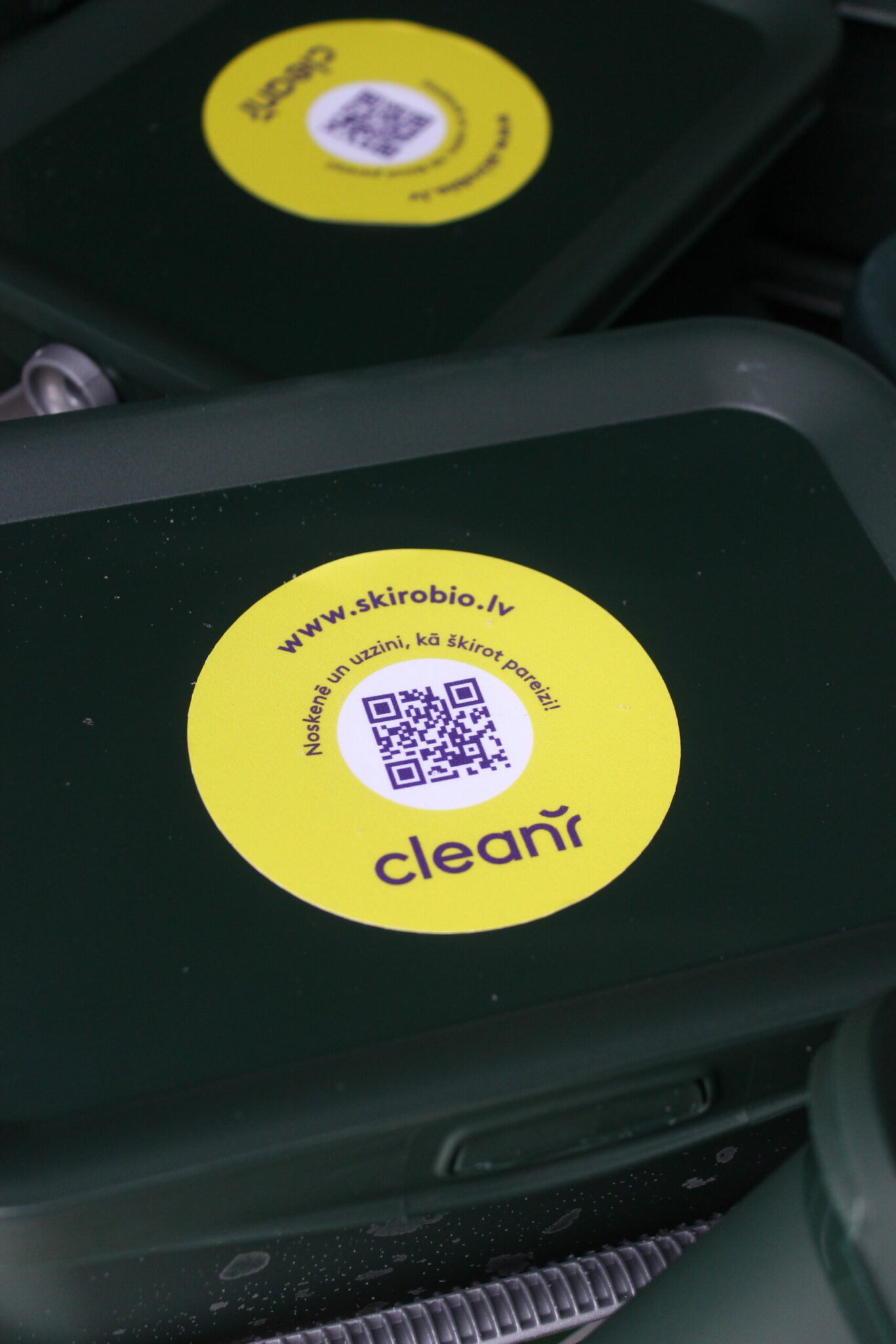 Uz kastes vāka uzlīme ar qr kodu