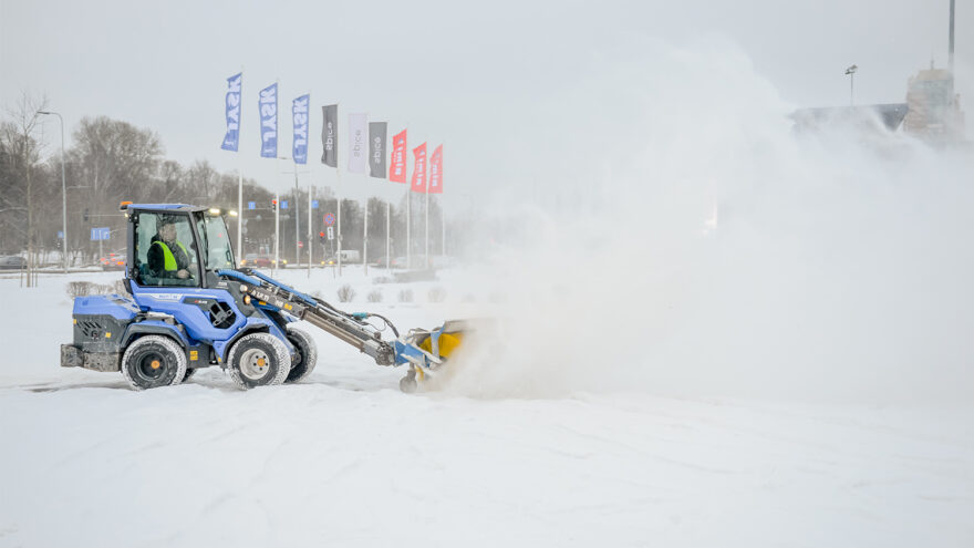 Traktors tīra sniegu
