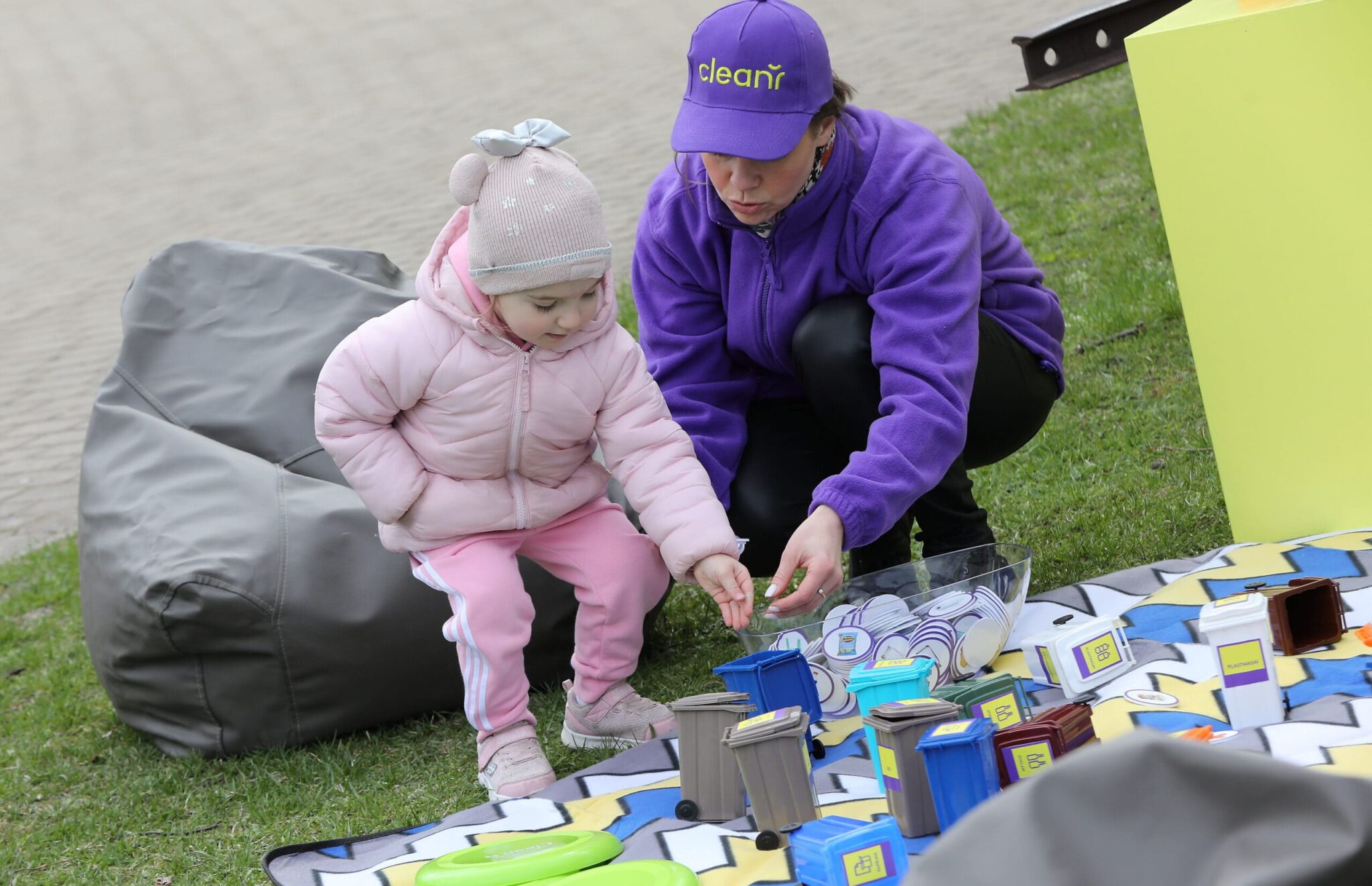 Clean R darbinieci māca meiteni par šķirošanu