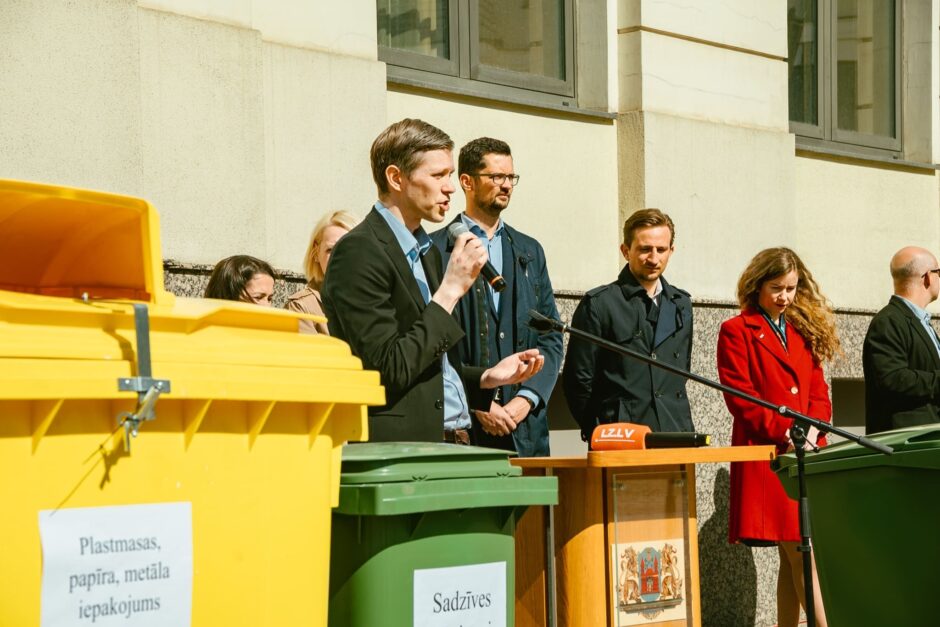 Vīrietis uzstājas atkritumu šķirošanas pasākumā