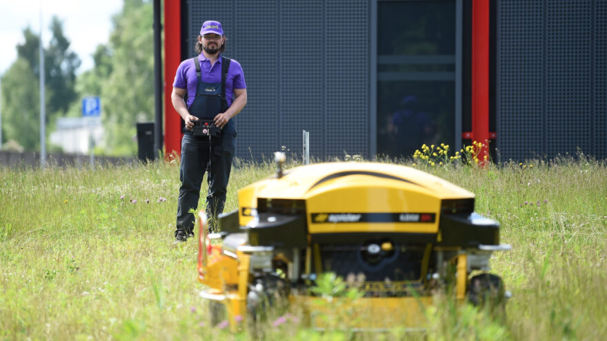 Robots pļauj zāli