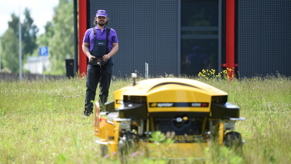 Robots pļauj zāli