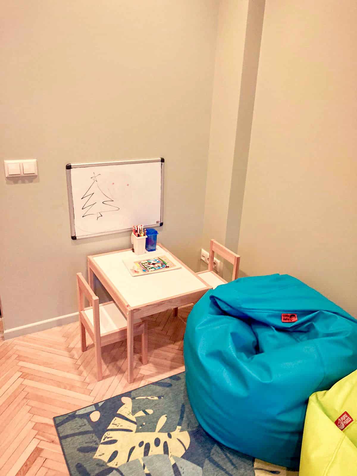 Bērnu stūris ar galdu un tāfeli