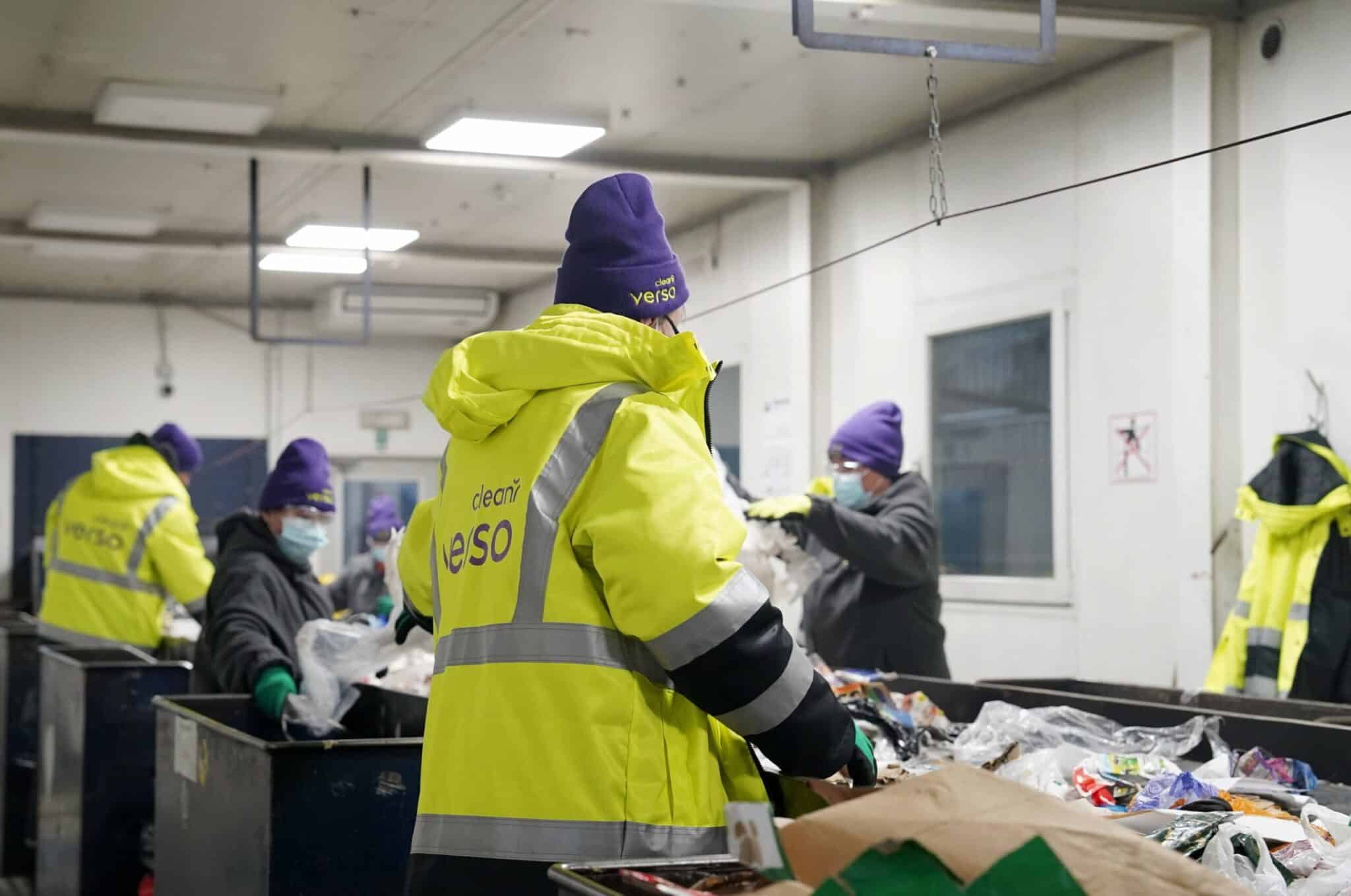 Clean R Verso darbinieks šķiro atkritumus