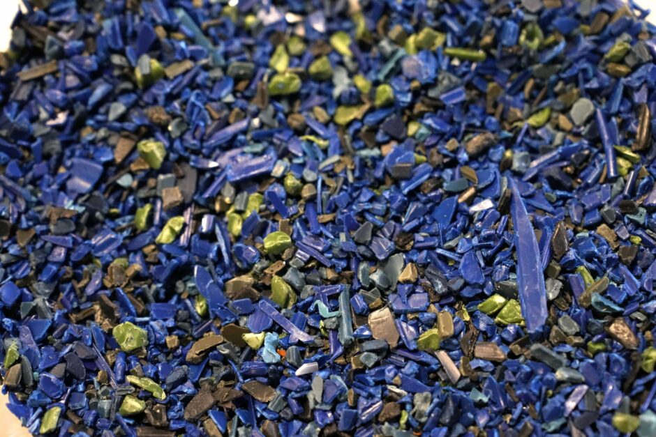 Pārstrādāti un sašķelti plastmasas gabaliņi