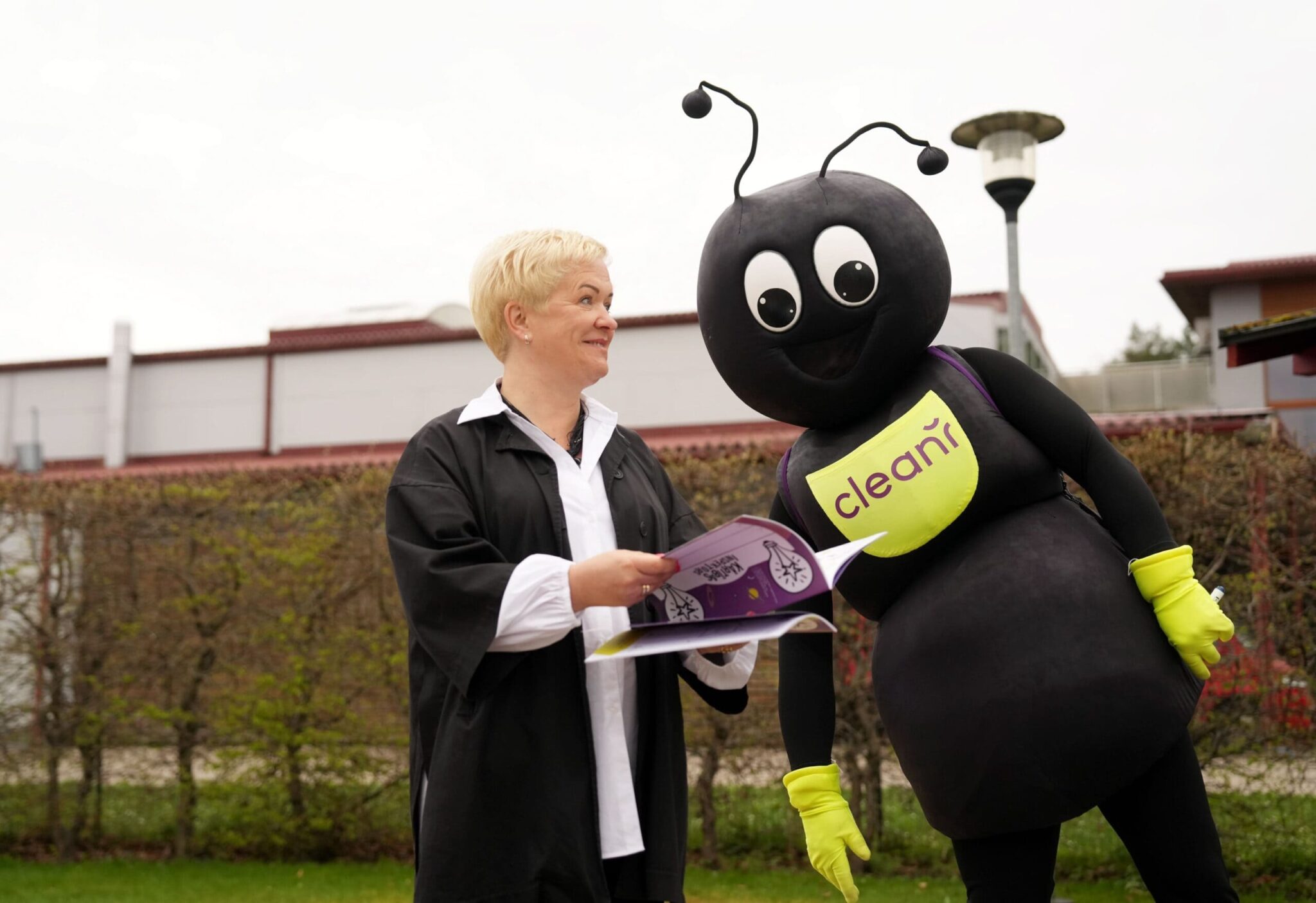 Skolotāja kopā ar CleanR talismanu