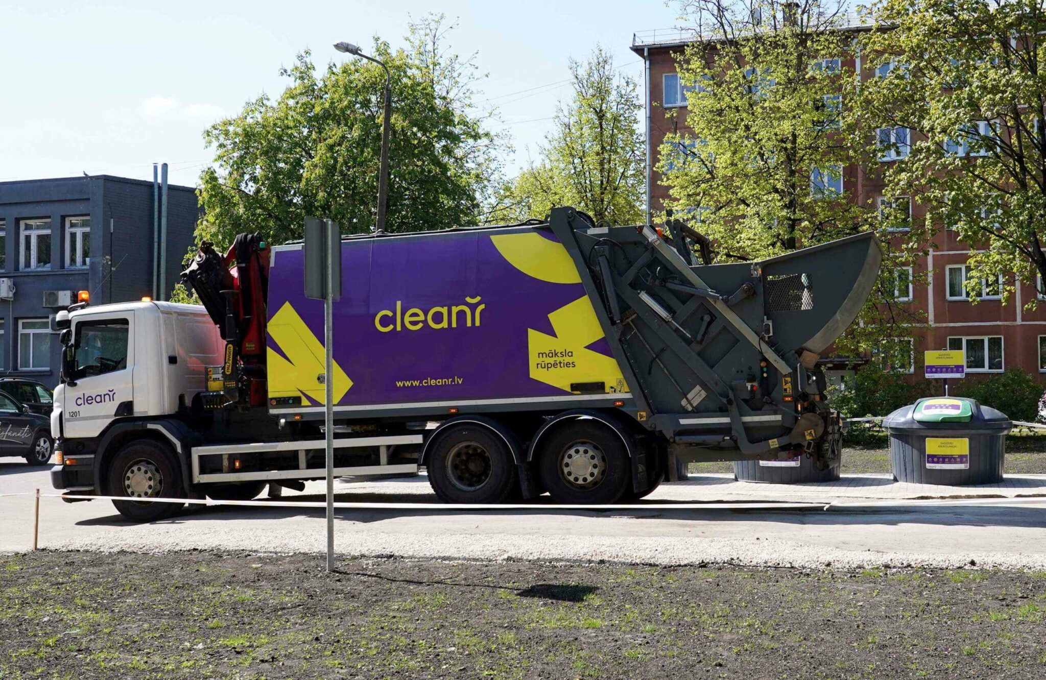 Atkritumu auto ar cleanR logo uz sāna