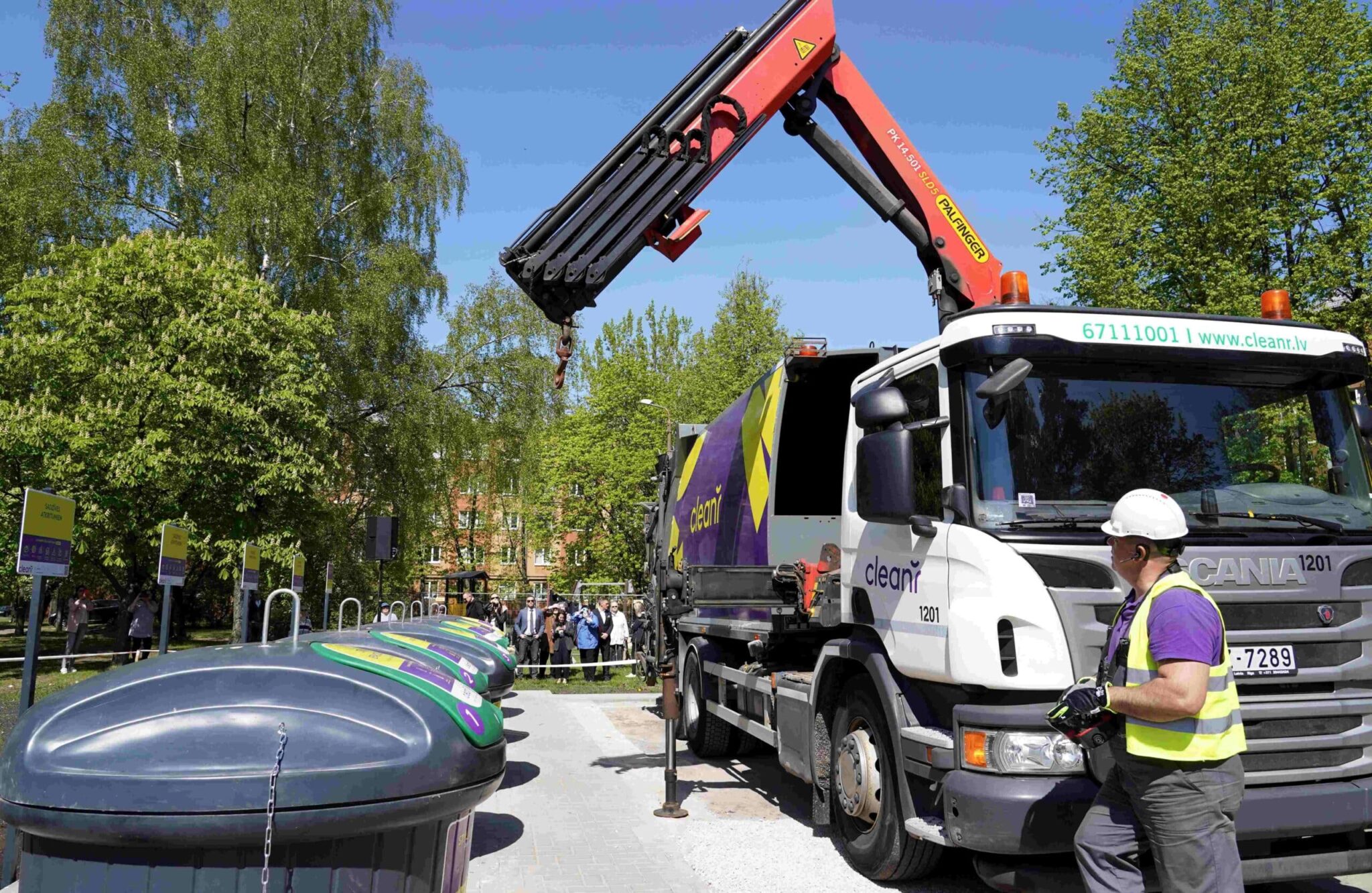 Atkritumu auto ar ceļam krānu