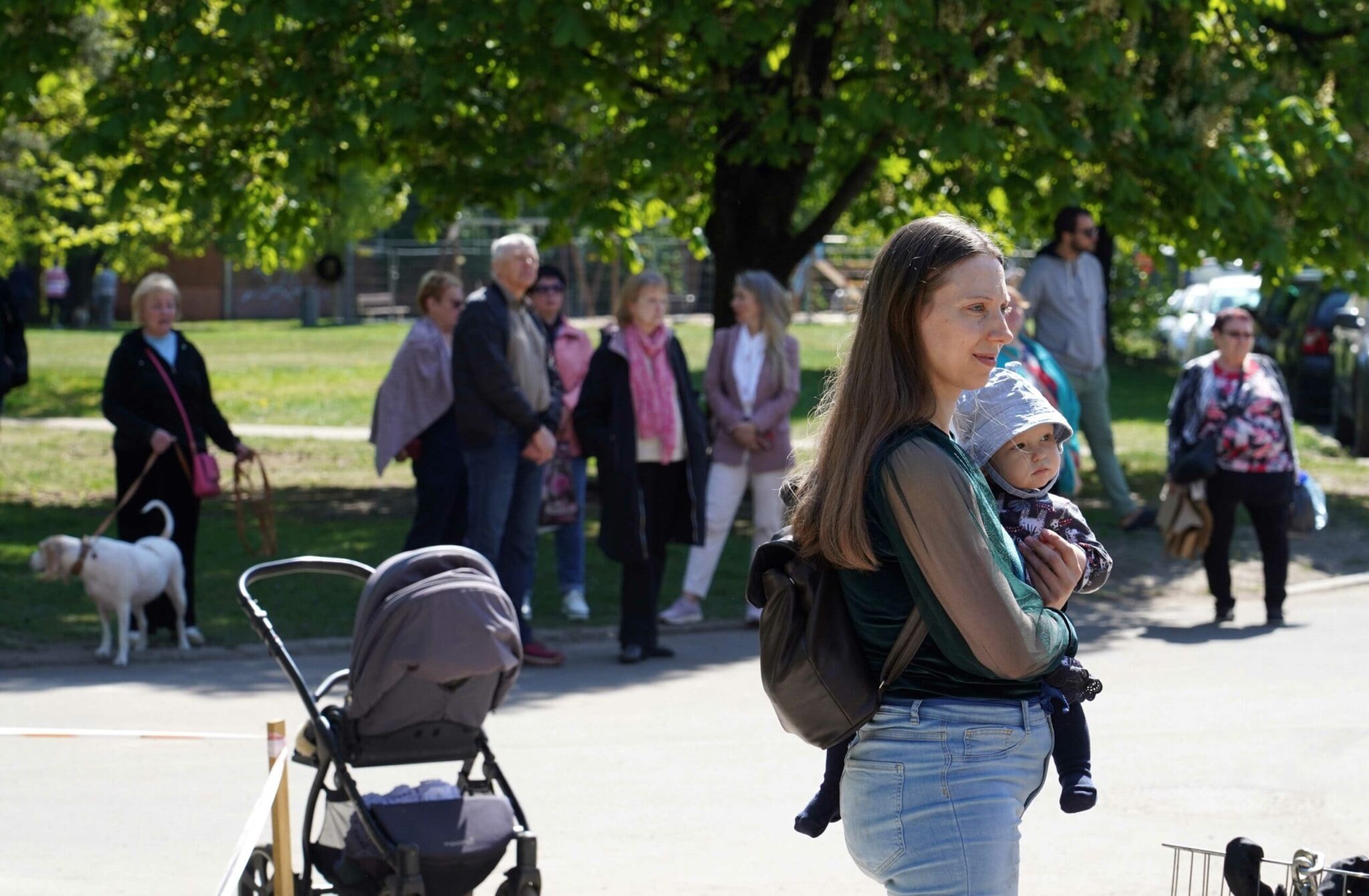 Sieviete ar bērnu skatās pazemes atkritumu atklāšanu