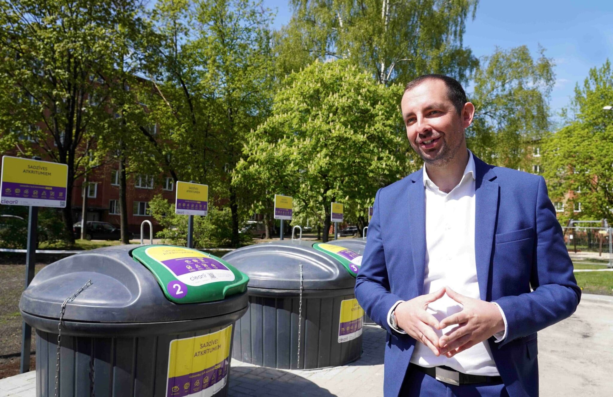 Valērijs runā pie pazemes atkritumu konteineriem