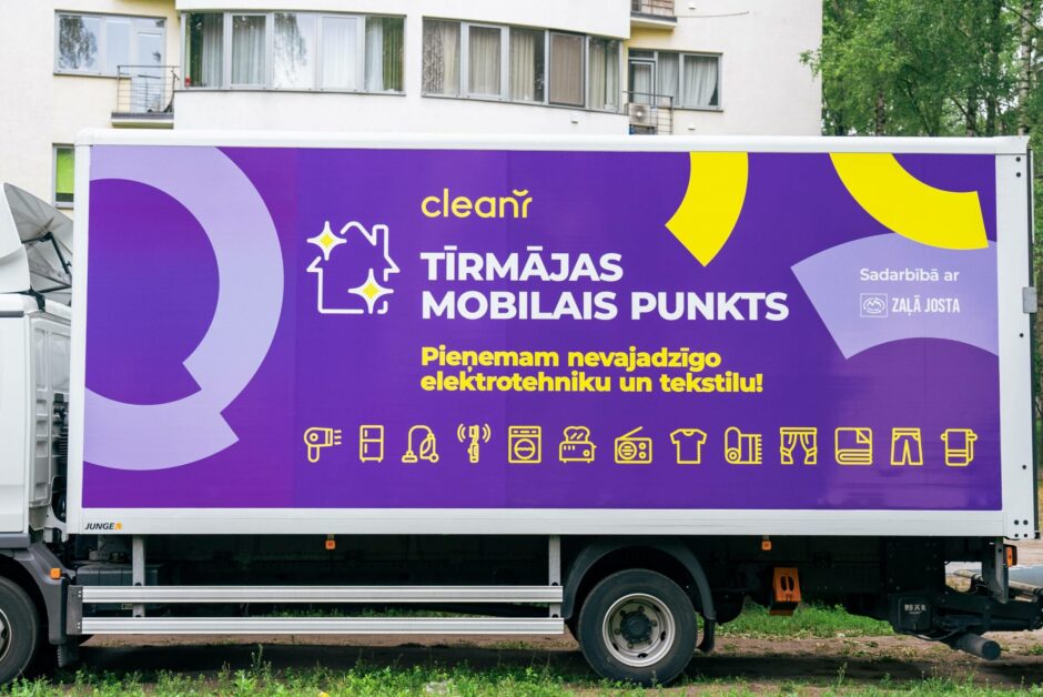 Tīrmājas furgons ar reklāmu uz sāna