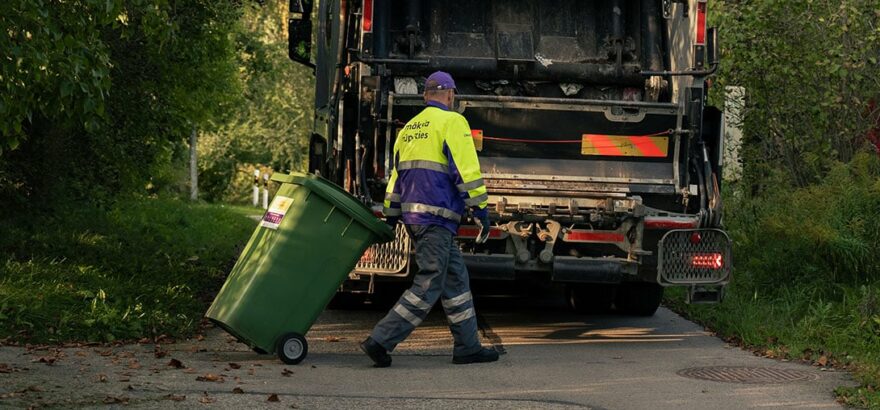 Atkritumu konteinera izstumšana