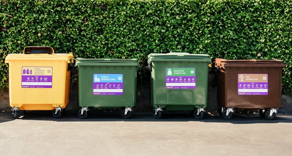 Dažādās krāsās atkritumu konteineri