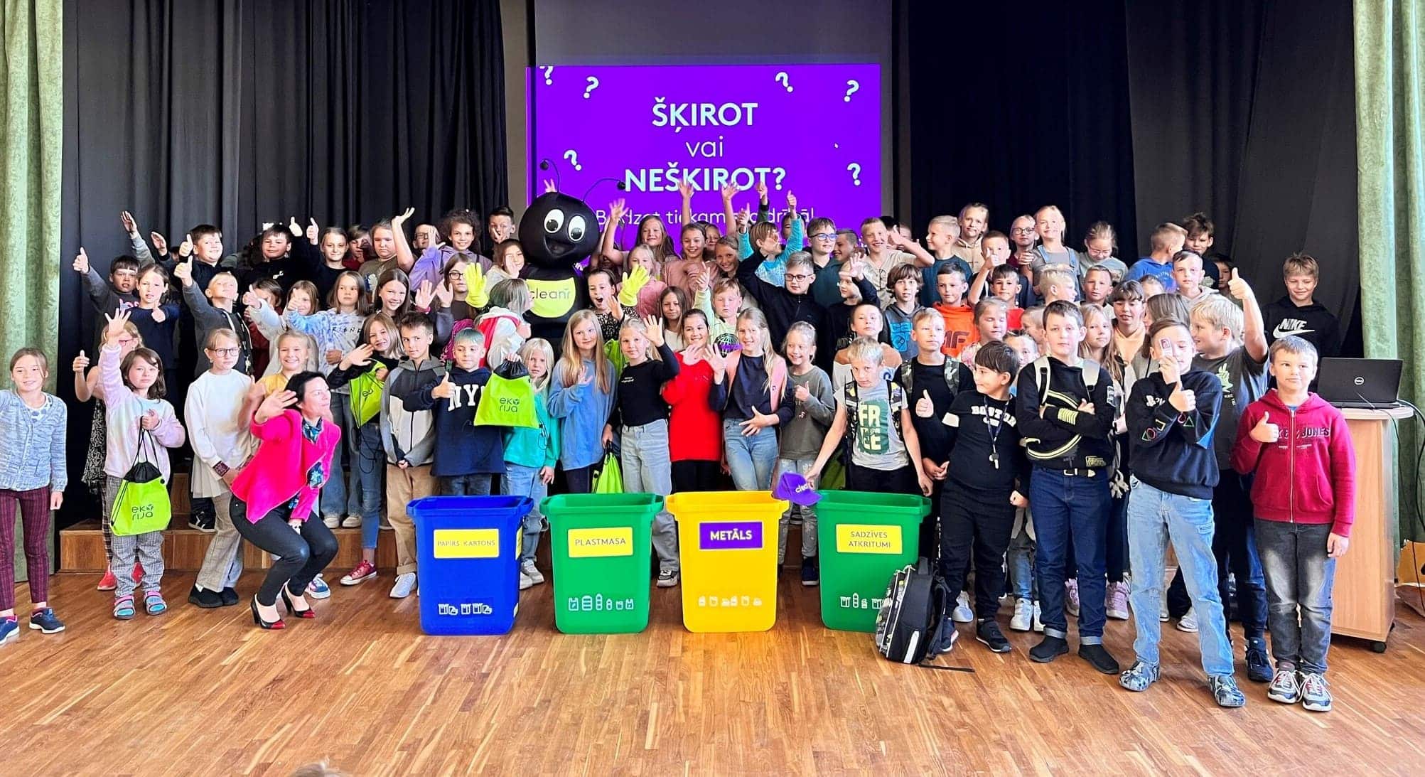 Skolnieki šķirošanas pasākumā