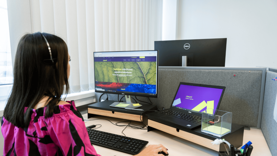 CleanR klientu apkalpošanas speciālists darba vietā